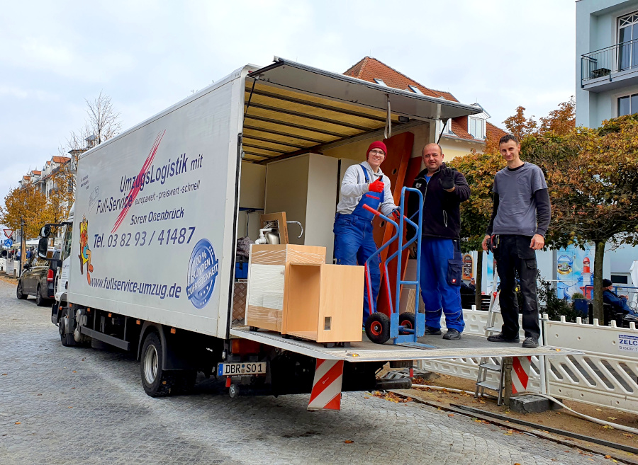 Ein Umzugs-Team während der Arbeit